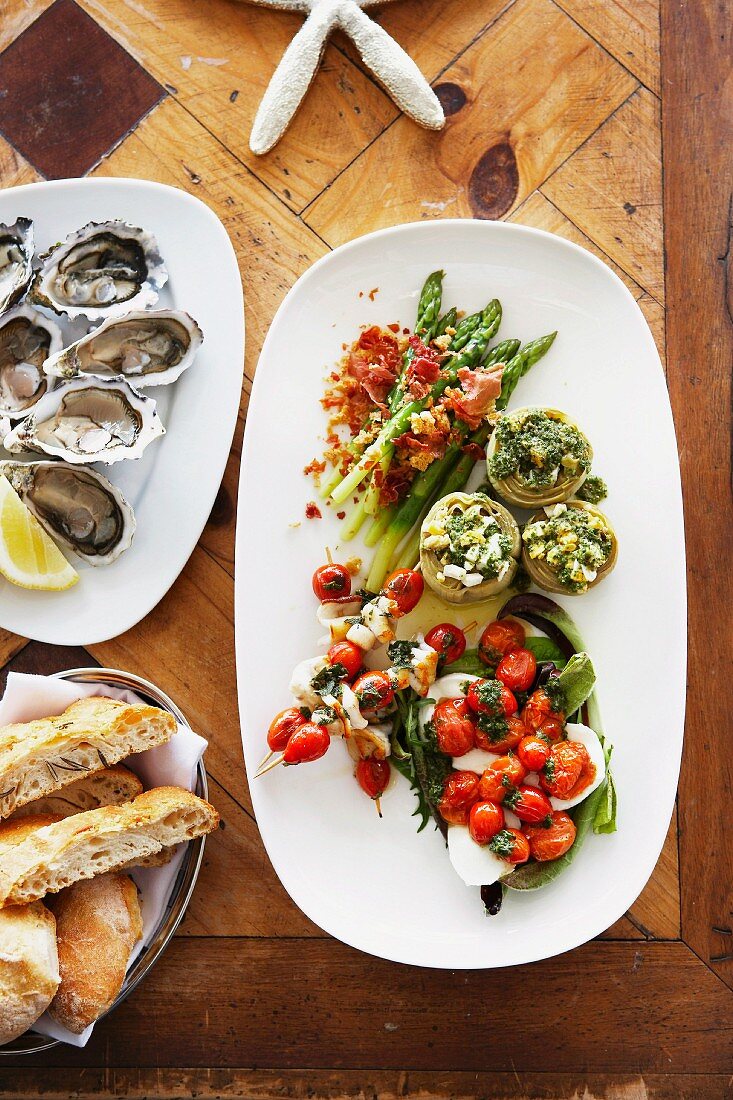 An antipasti platter with tomatoes, artichokes and asparagus