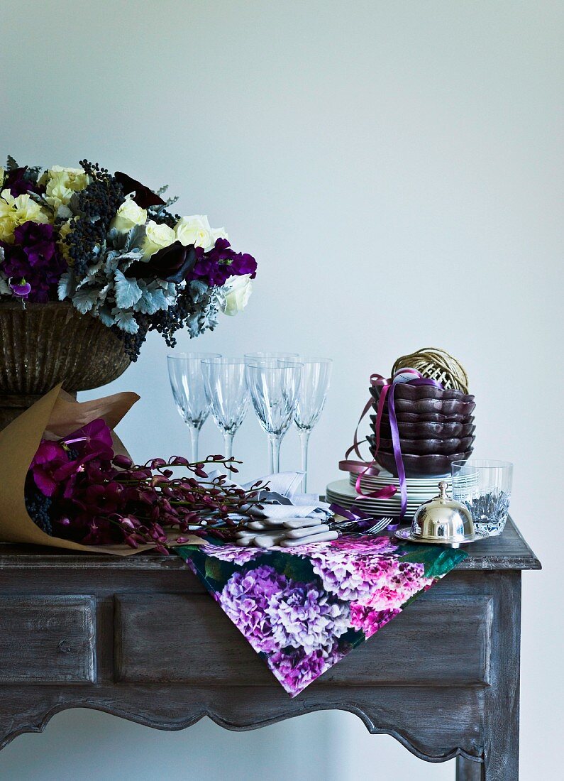 Geschirr und Blumendeko auf einem Tisch