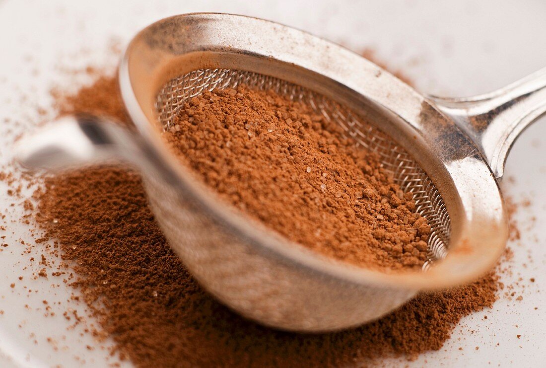 Kakaopulver mit Zucker im Sieb