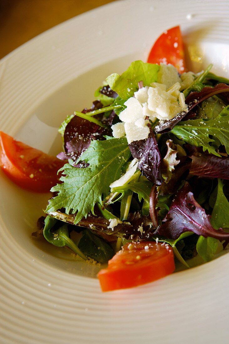 Pflücksalat mit Tomaten und Parmesan