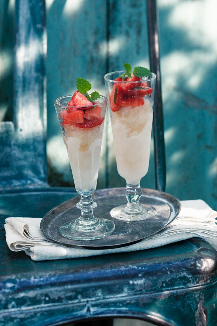 Fragole e granita (Erdbeeren auf Limoncello-Granite, Italien)