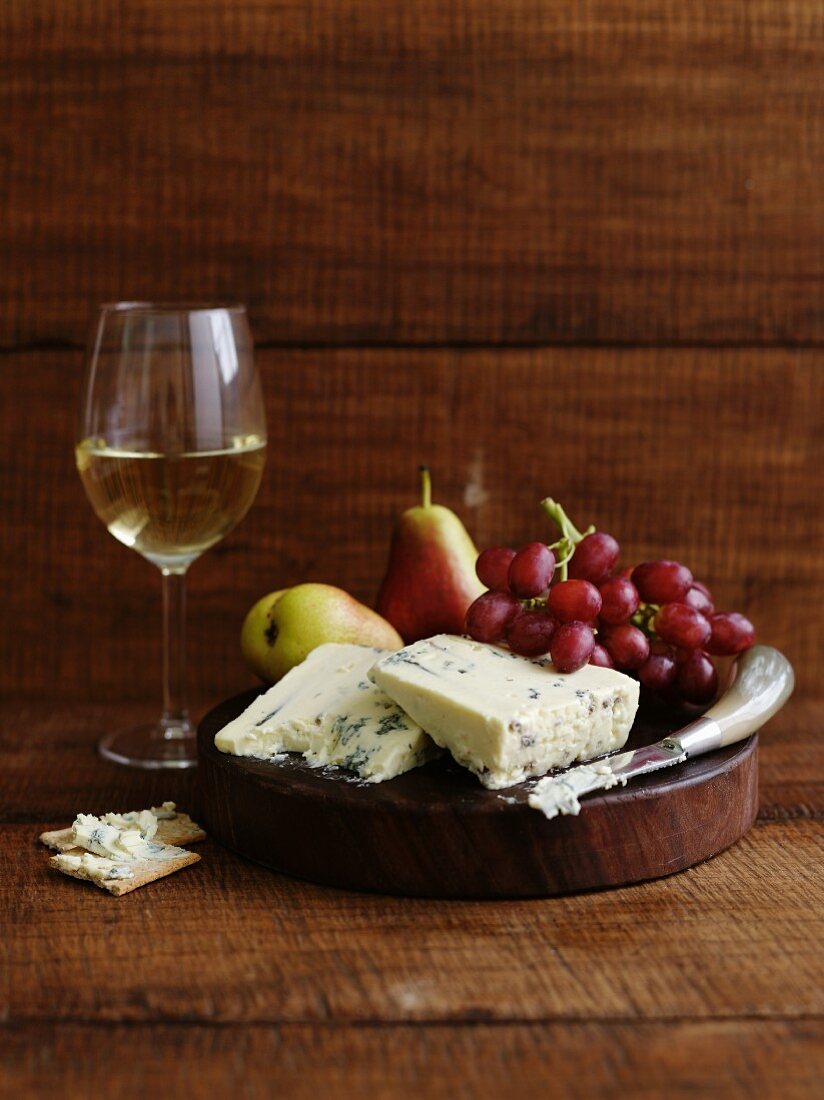 Blauschimmelkäse, Obst und ein Glas Weißwein