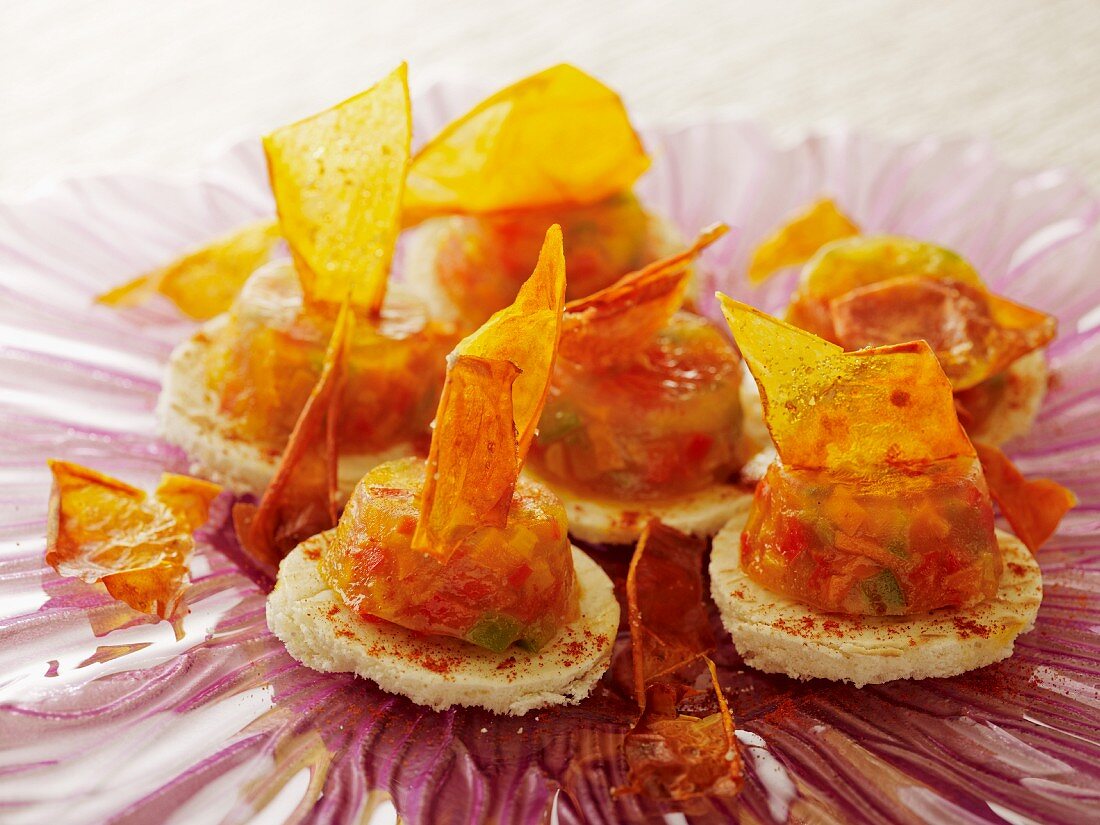 Canapés mit Paprikagelee