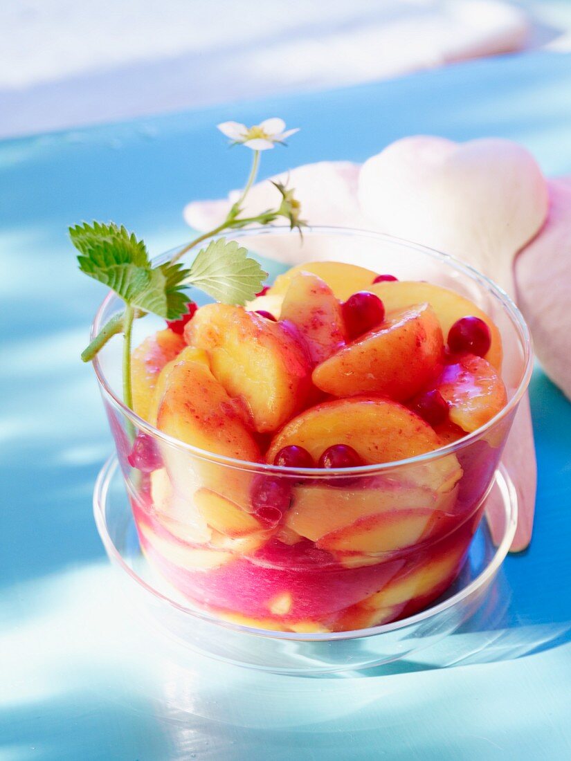 Peach soup with redcurrants