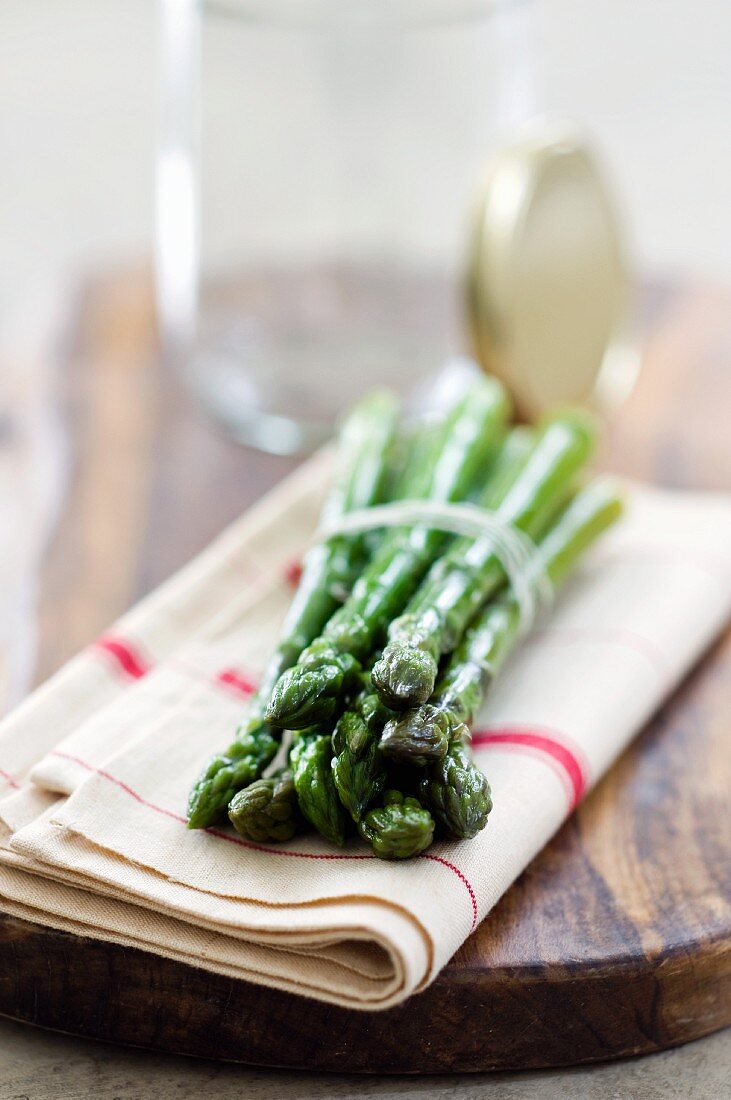 Grüner Spargel auf Geschirrtuch