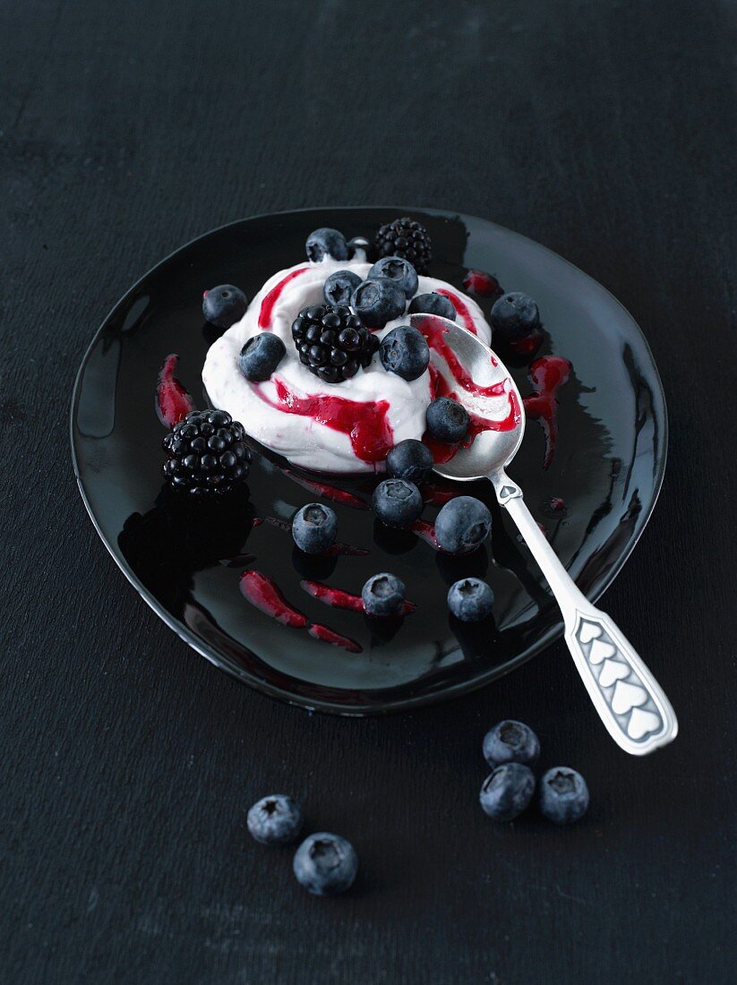 Joghurtcreme mit Heidelbeeren und Brombeeren