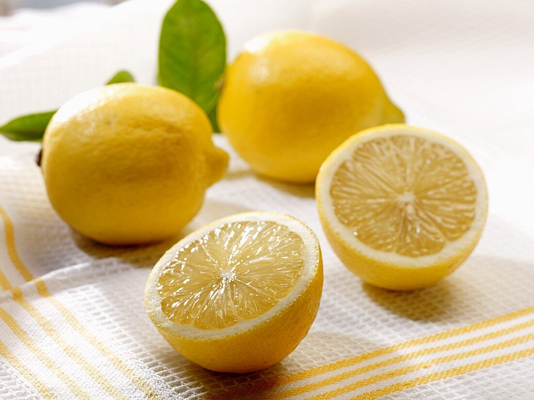 Zitronen auf Geschirrtuch