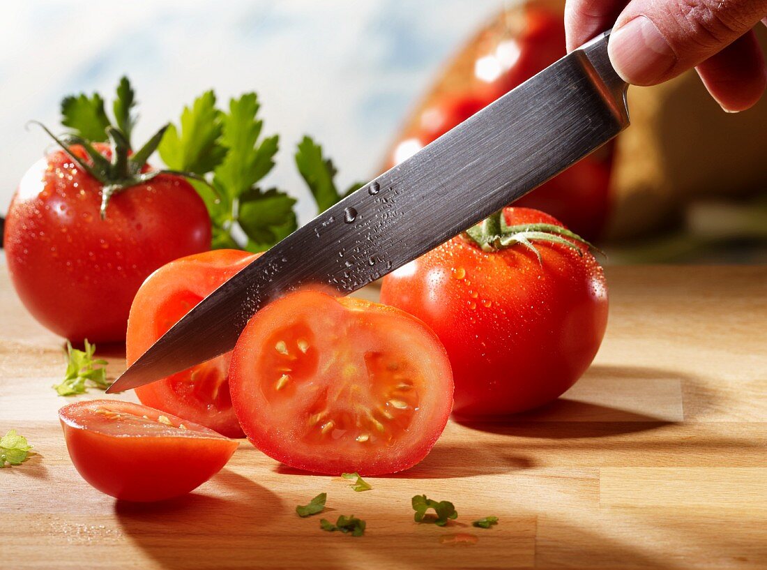 Tomaten aufschneiden