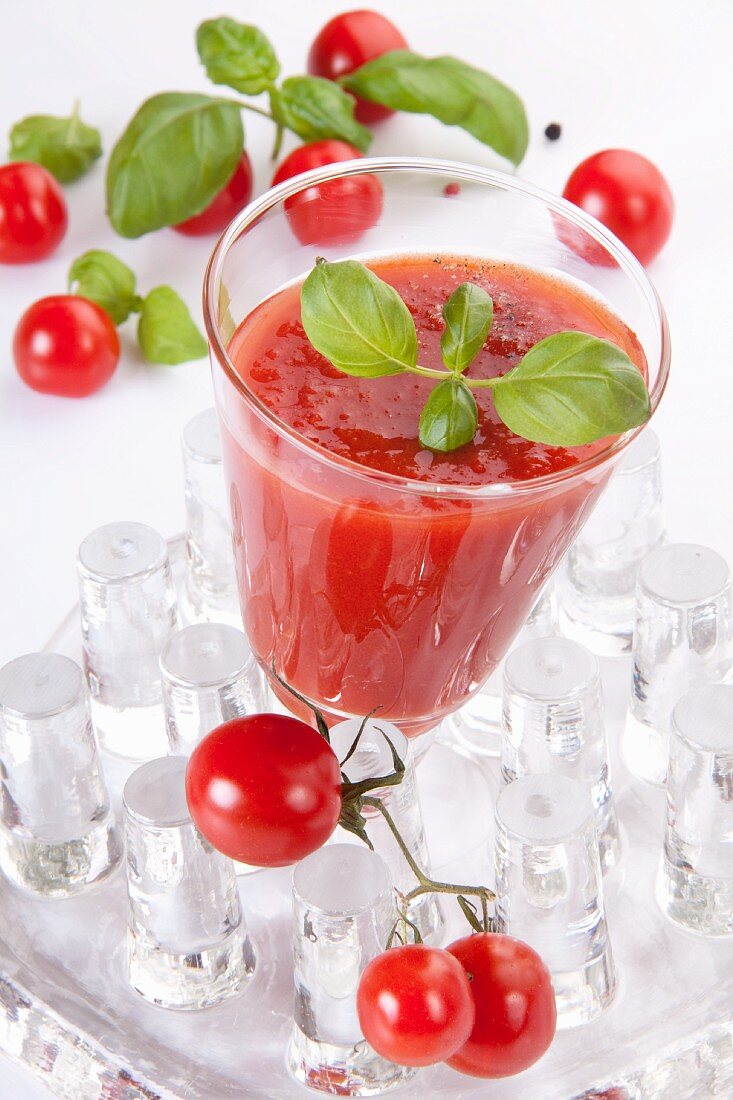 Kalte Tomatensuppe mit Basilikum