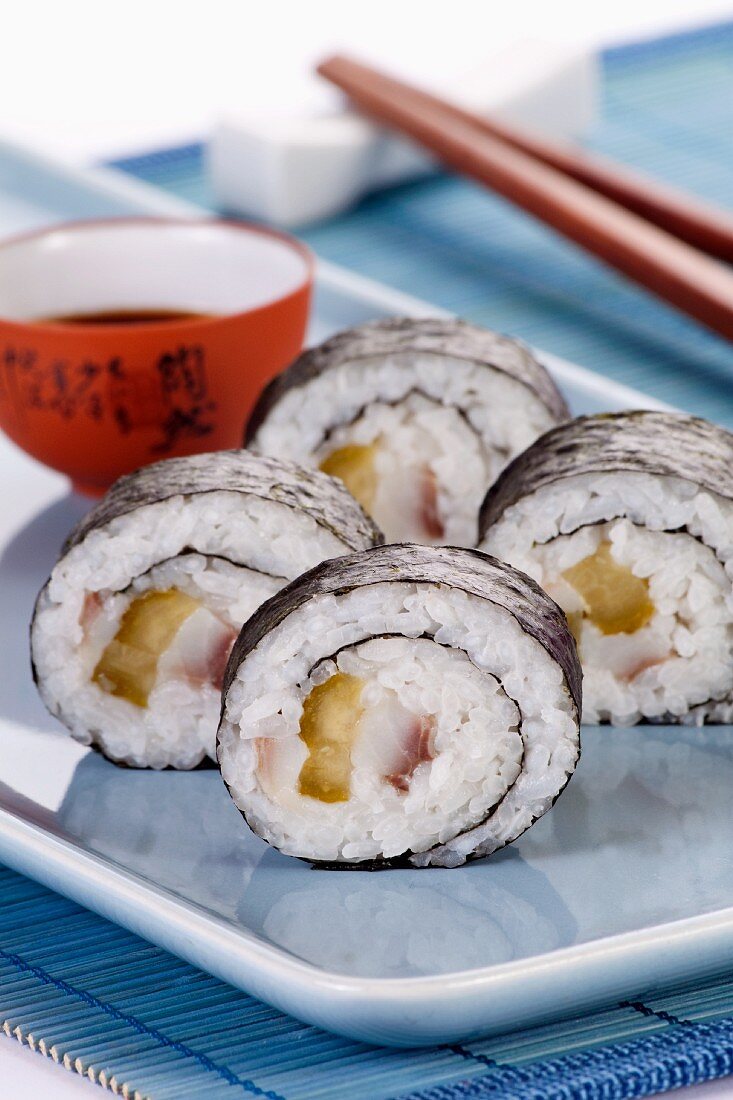 Maki-Sushi mit Hering und Essiggurke – Bilder kaufen – 11055070 StockFood