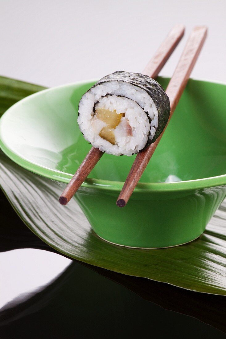 Maki-Sushi mit Hering und Essiggurke