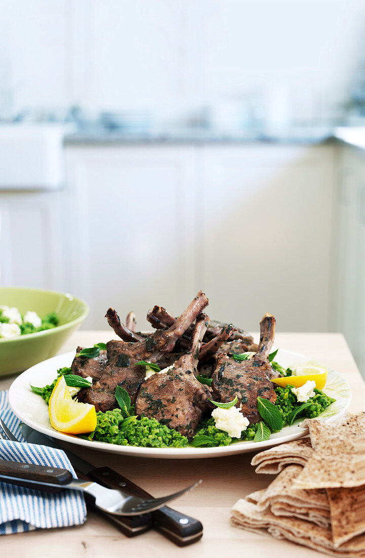 Lammkoteletts mitOregano, Ricotta und Erbsenpüree