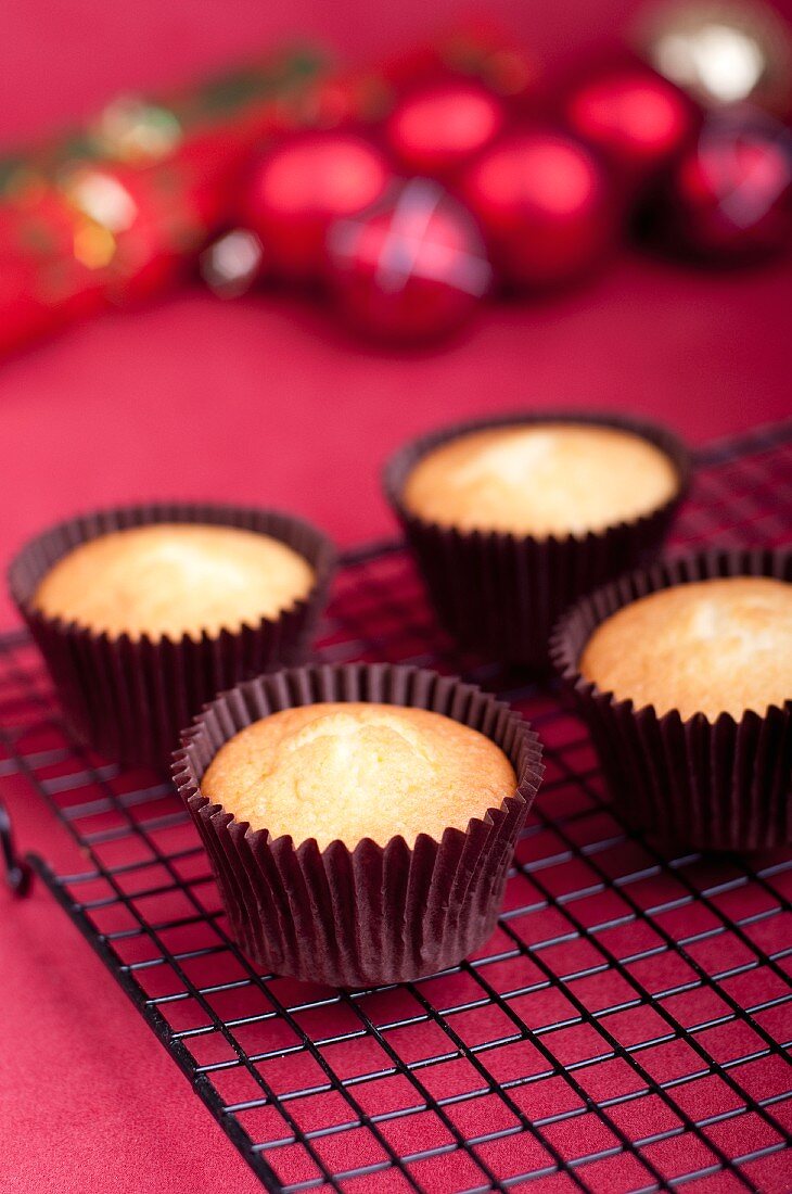 Vanille-Cupcakes auf Kuchengitter (weihnachtlich)