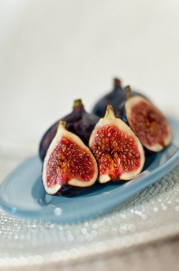 Fresh figs, whole and halved