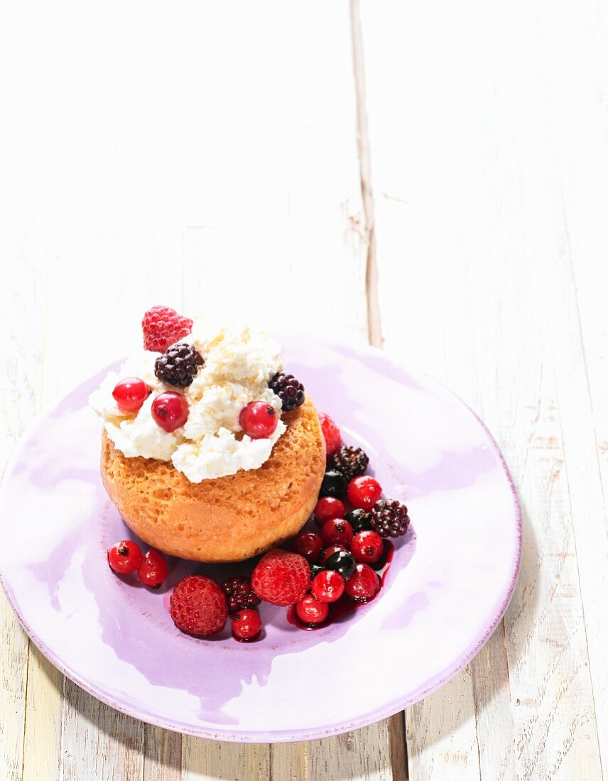 Baba Au Rhum mit Beeren