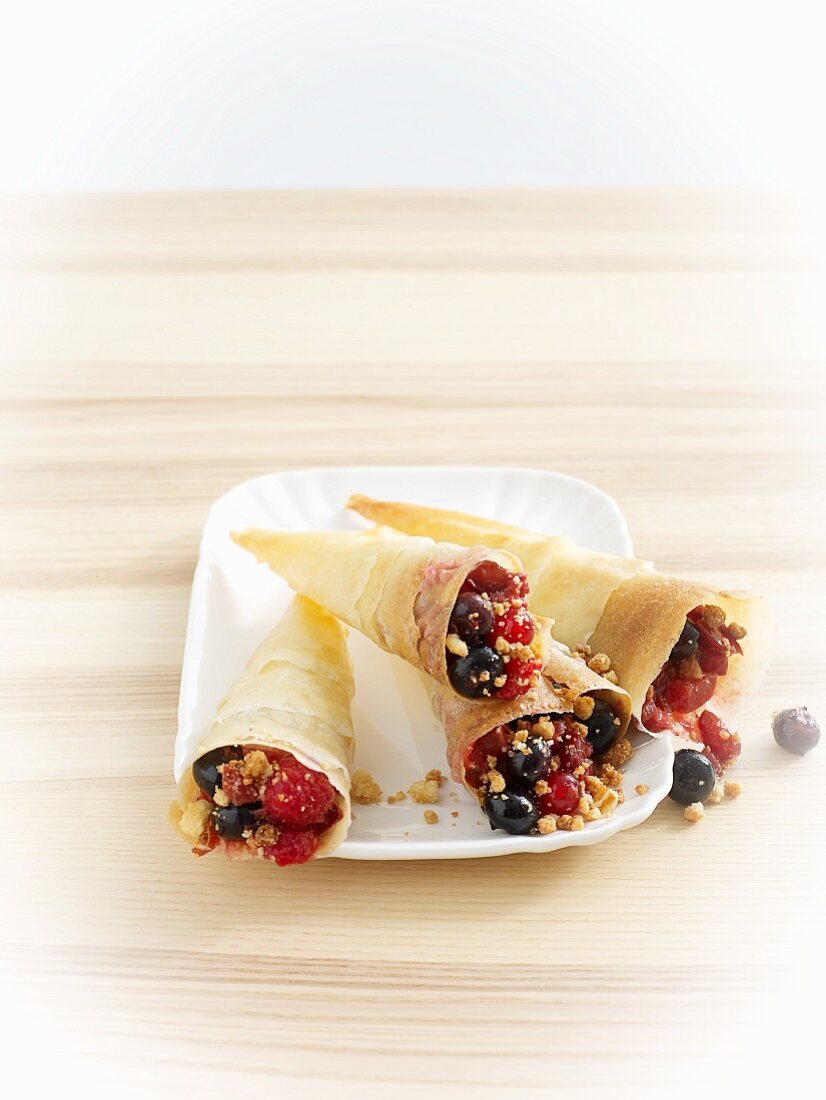 Puff pastry wraps filled with berries and brittle