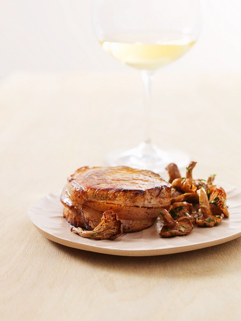 A veal medallion with chanterelle mushrooms
