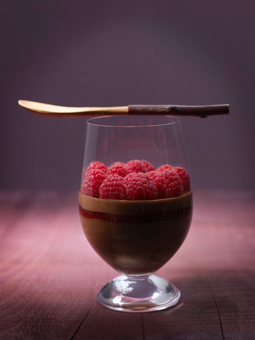 Schokoladenmousse mit Himbeeren