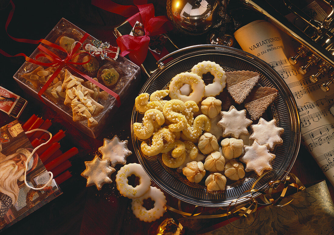 Weihnachtsplätzchen auf Teller und in Schachtel