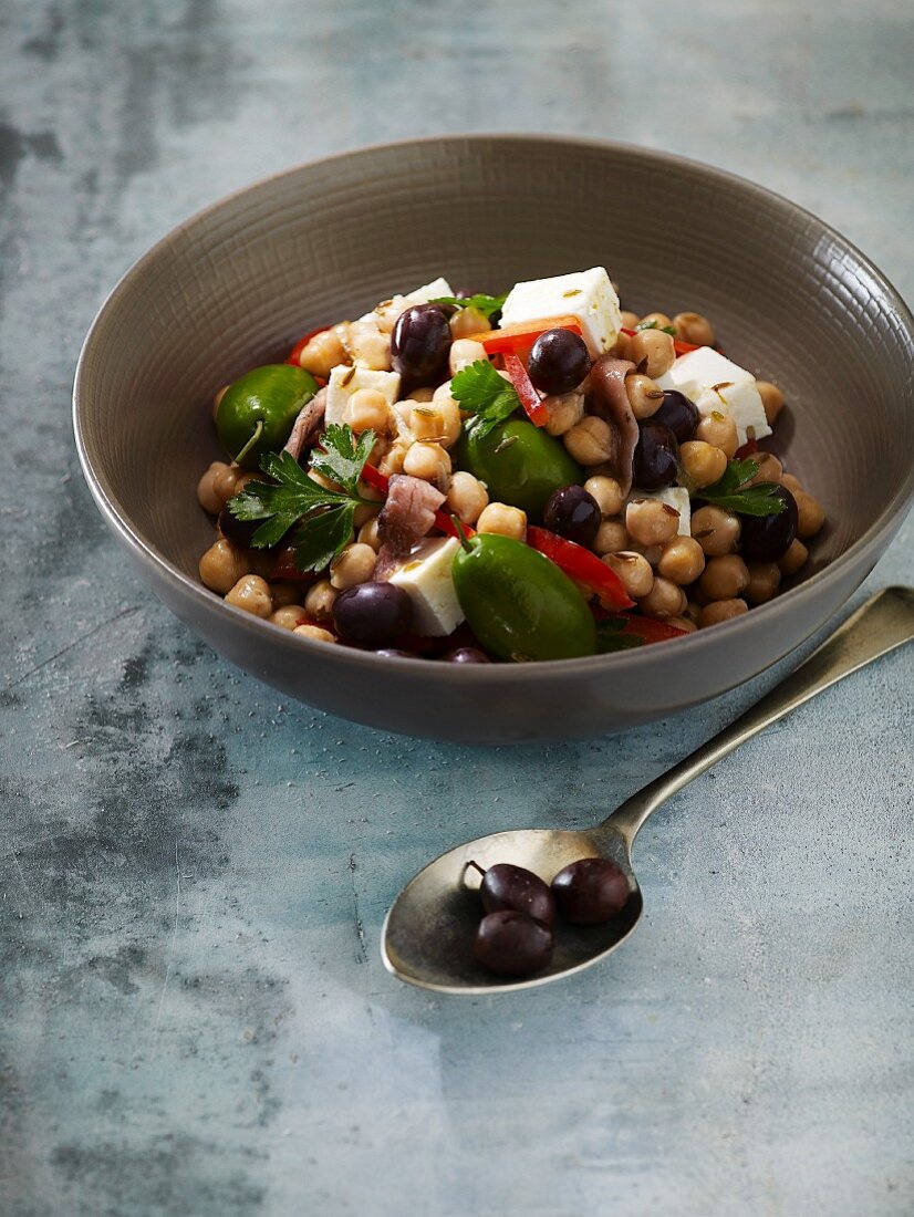 Chickpea salad with olives and feta