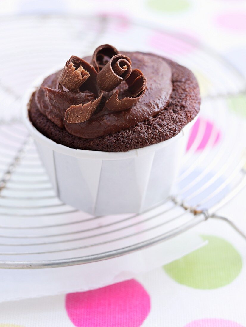 Schokoladen-Cupcake mit Schokoröllchen – Bilder kaufen – 11055286 StockFood