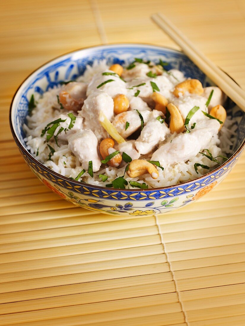 Chicken with ginger, coconut and cashews on rice (Asia)