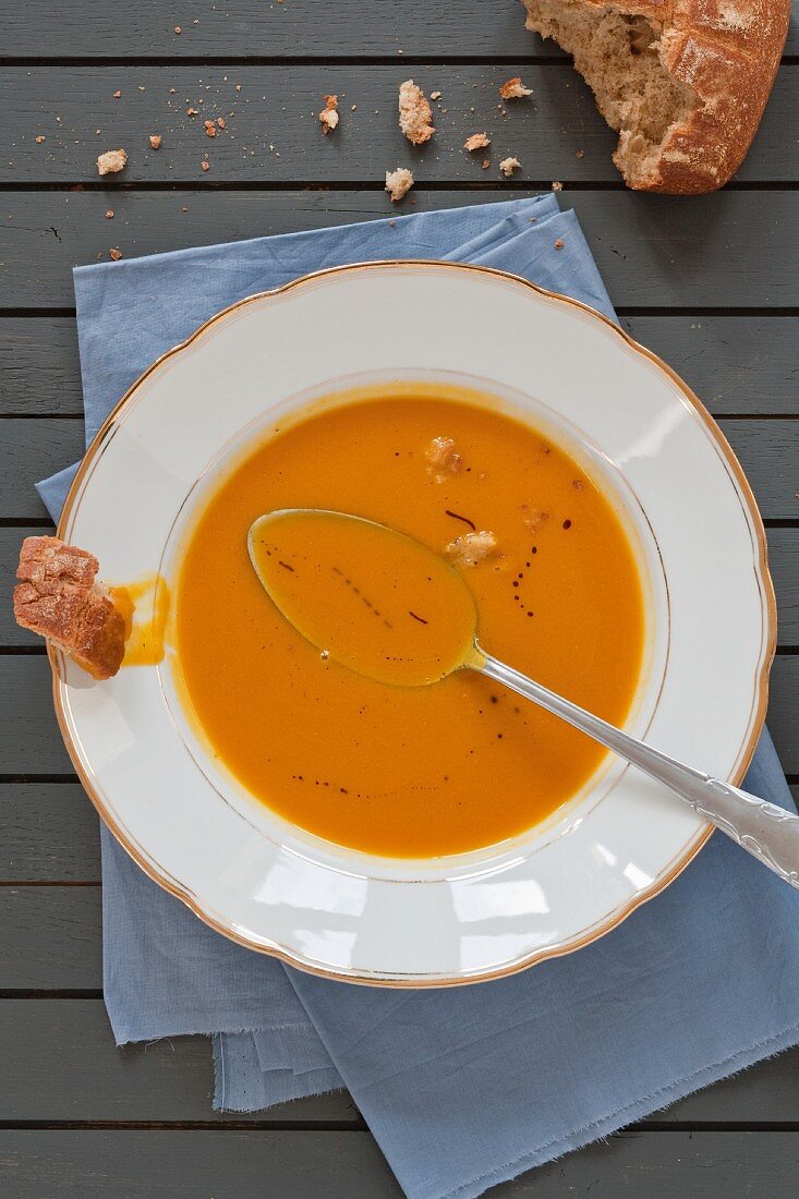 Cream of pumpkin soup with bread