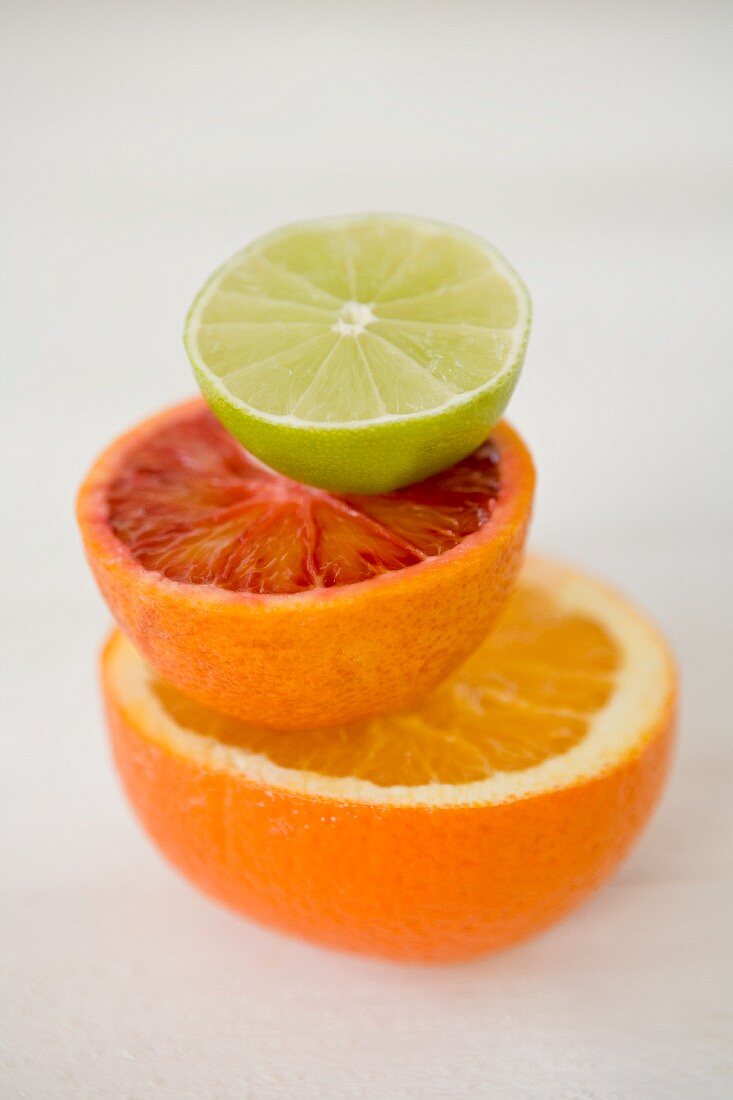 Stapel aus halber Orange, Blutorange und Limette