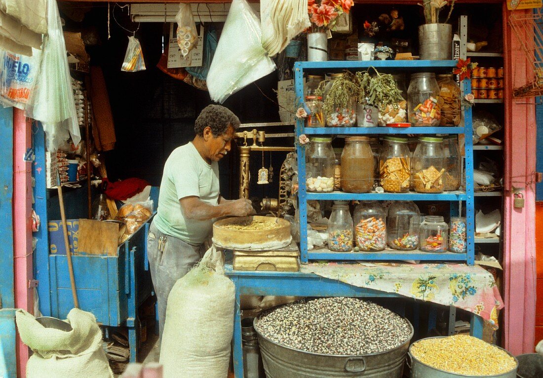 A grocer's shop in Mexico