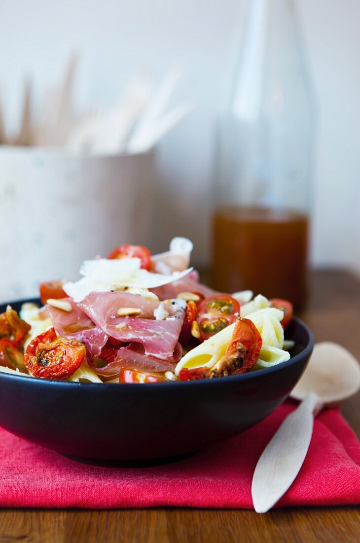 Noodles with ham and tomatoes