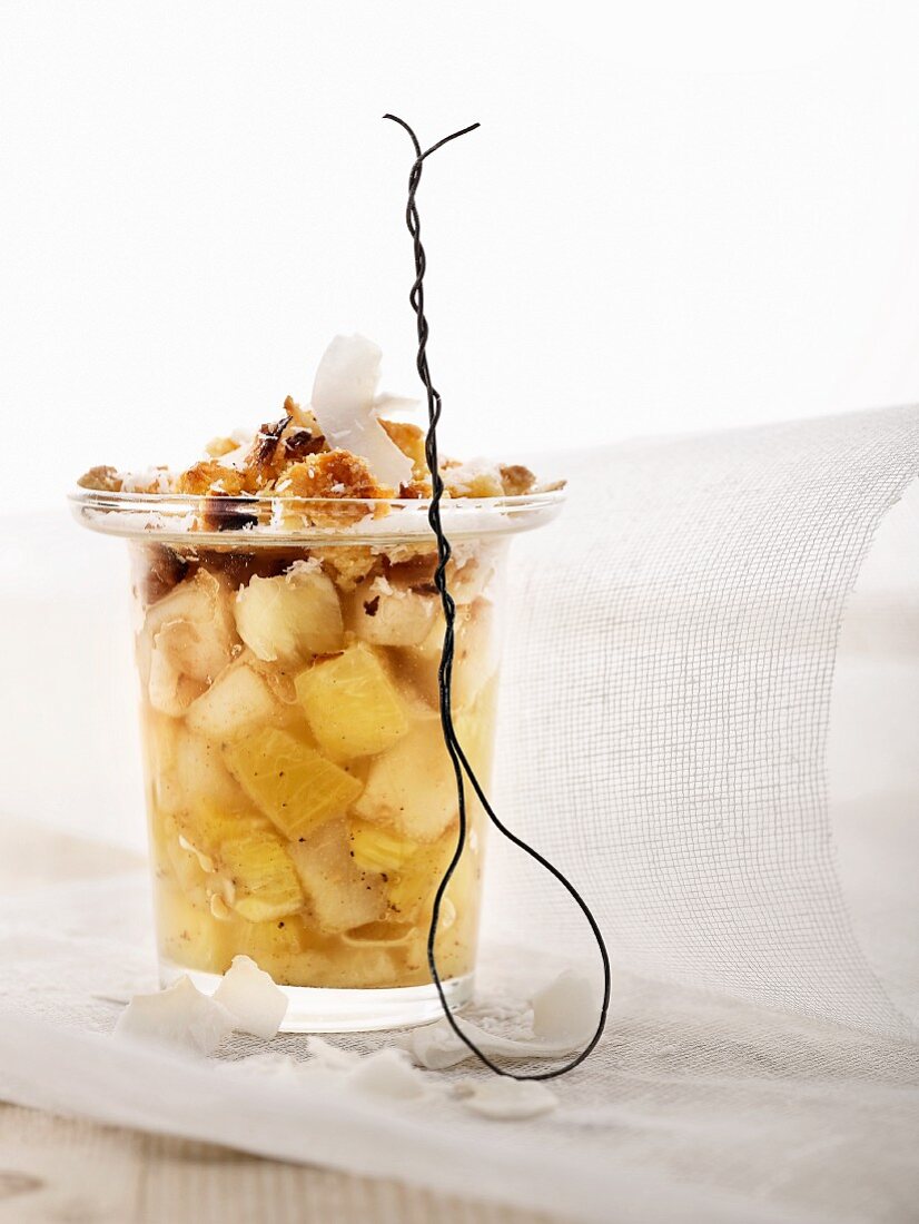Ananas-Birnen-Crumble mit Kokosnuss