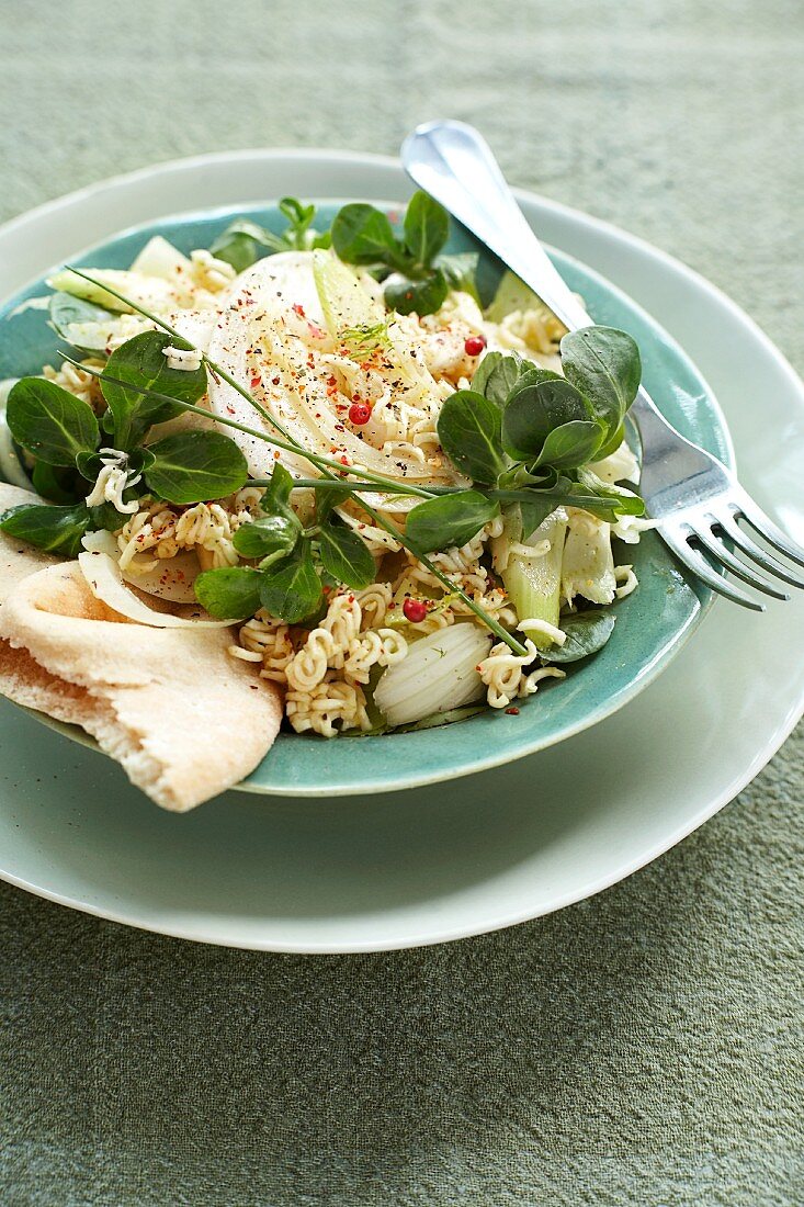 Nudelsalat mit Fenchel und Feldsalat