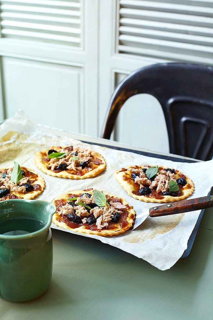 Mini pizzas with tuna fish, onions and olives