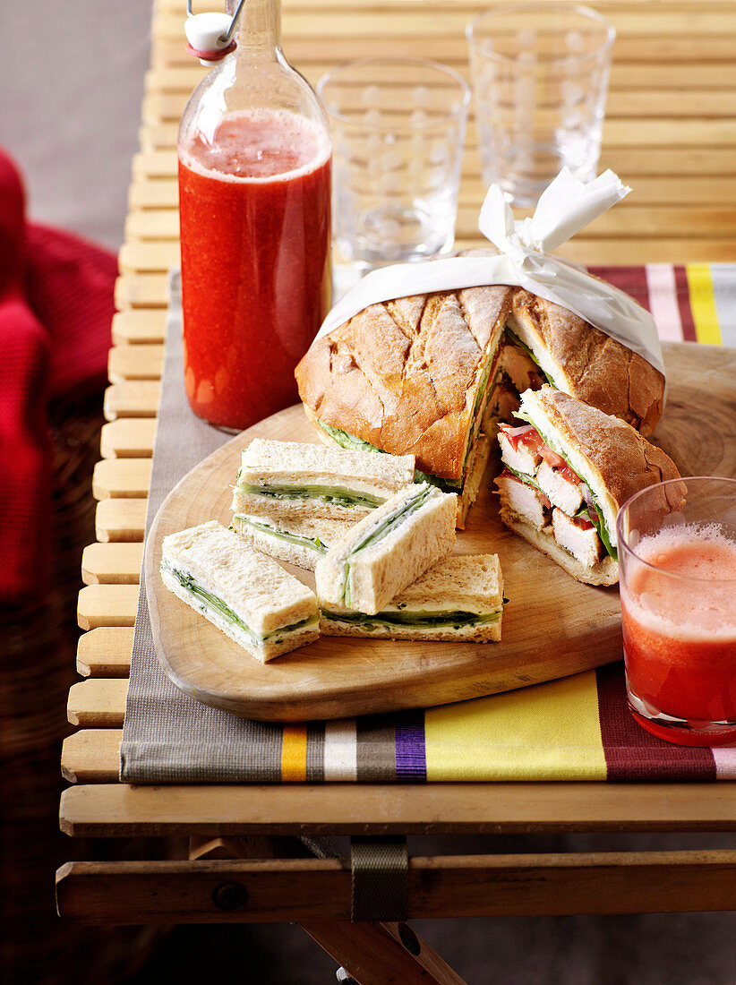 Gefülltes Brot und Gurken-Ziegenkäse-Sandwiches