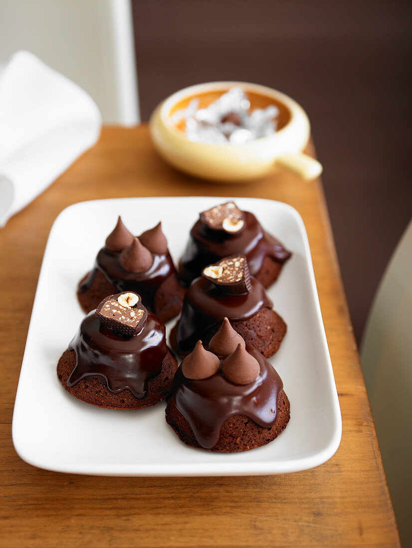 Chocolate and hazelnut tartlets with chocolate glaze