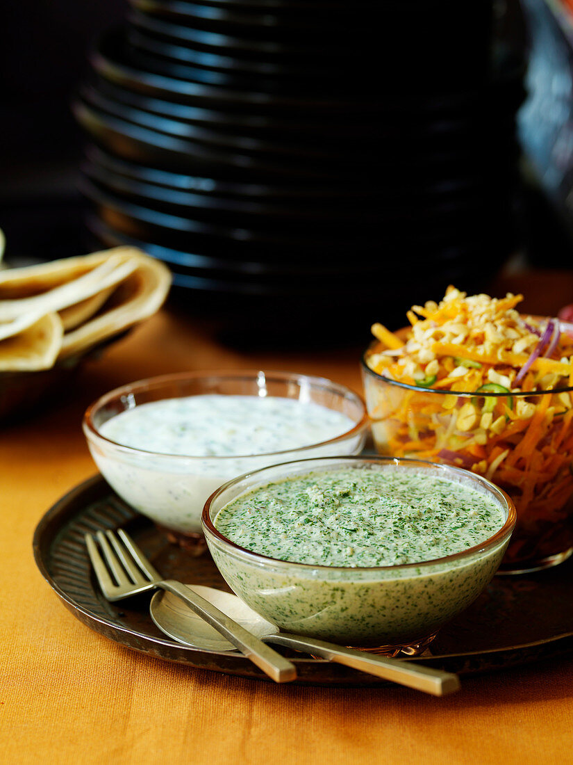 Indische Beilagen: Walnuss-Minze-Chutney, Raita und Karottensalat