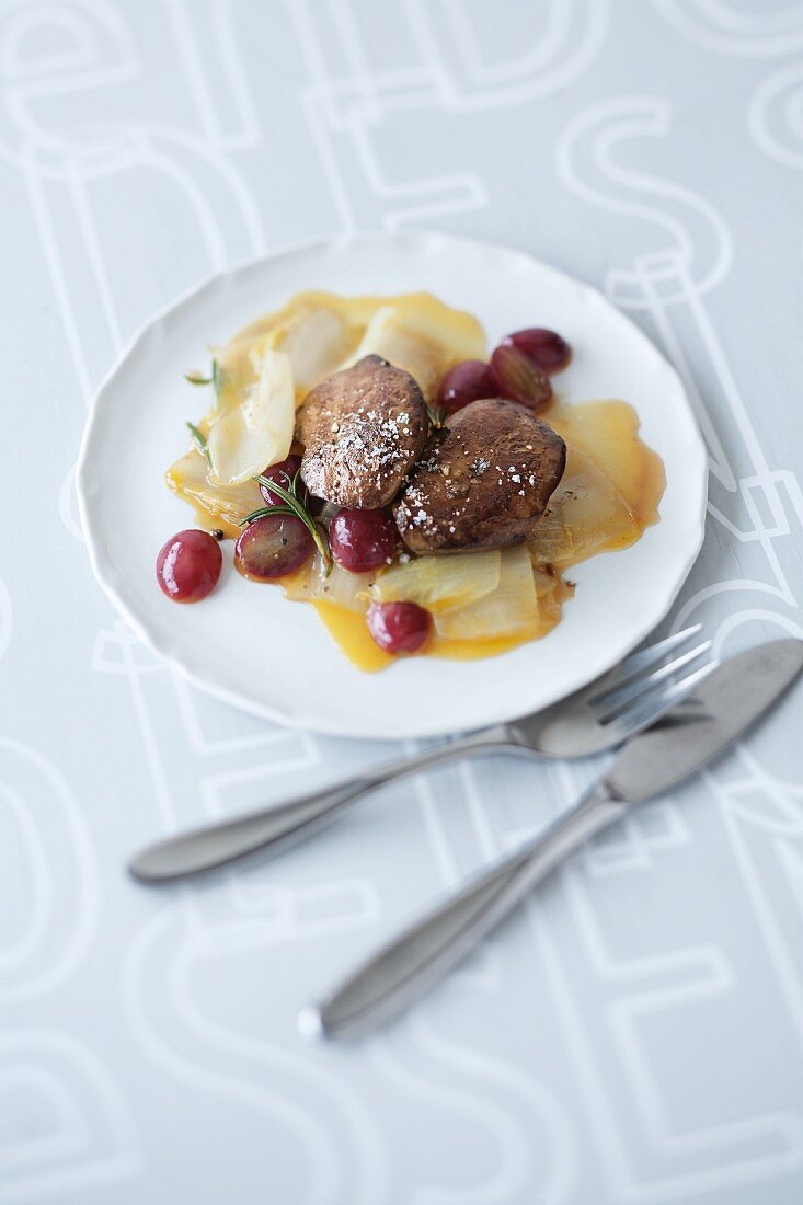 Turkey liver with chicory and grapes