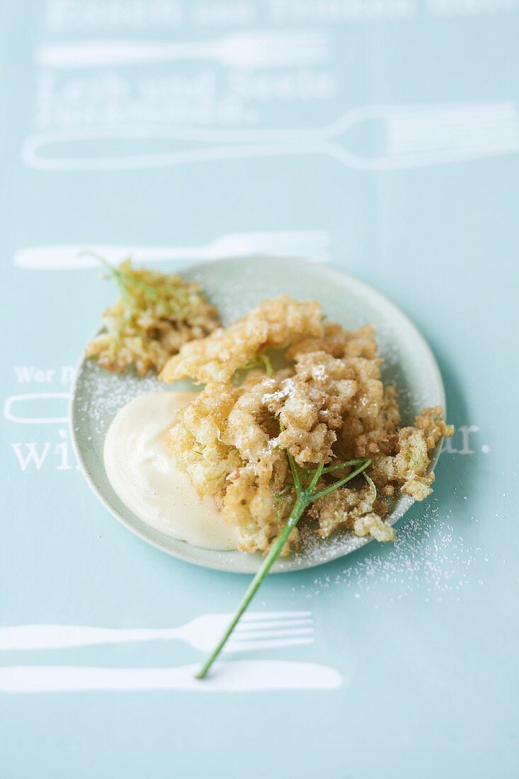 Frittierte Holunderblüten mit Weißwein-Sabayon