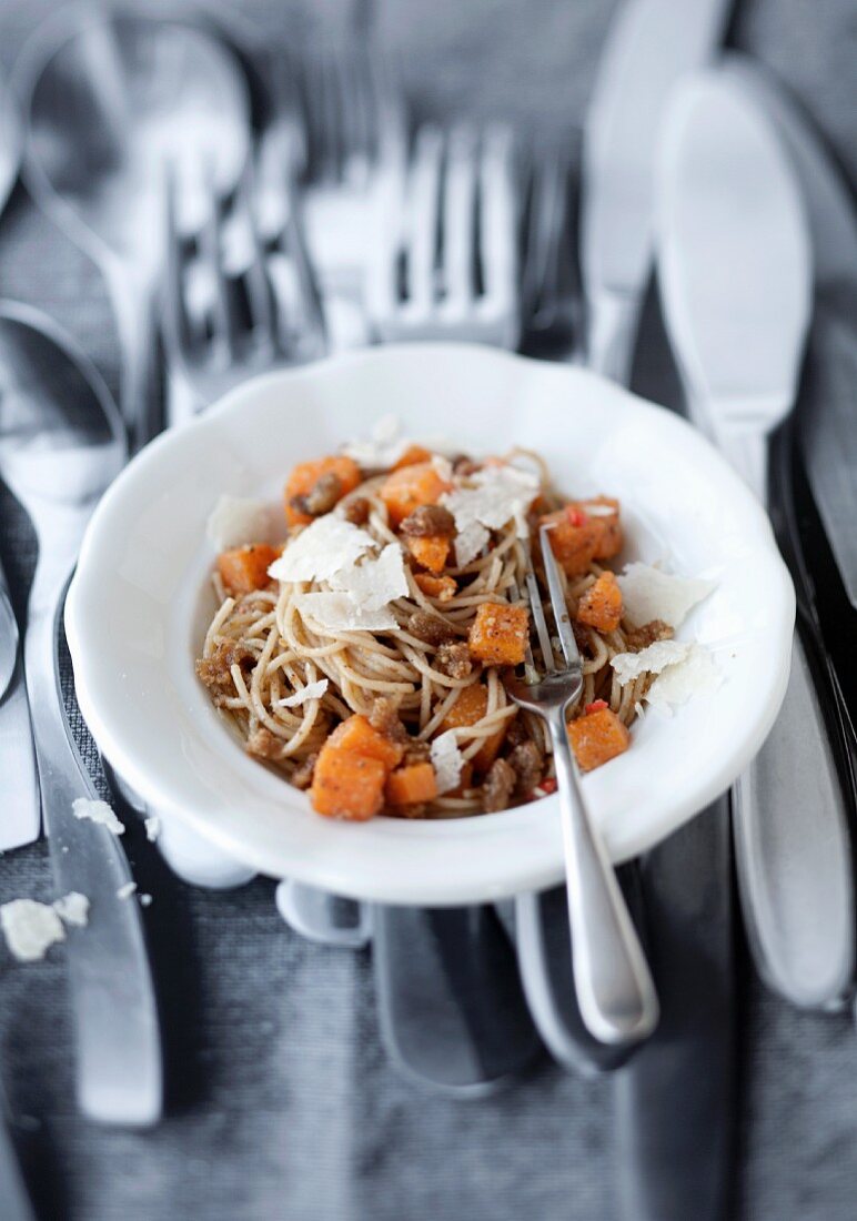 Spaghetti mit Kürbis und Walnusspesto