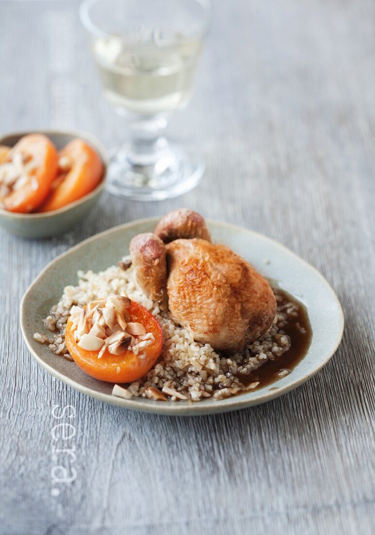 Gebratene Wachtel auf Bulgur mit gebackenen Aprikosen