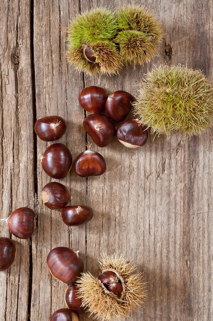 Chestnuts on a wooden surface (seen from above)