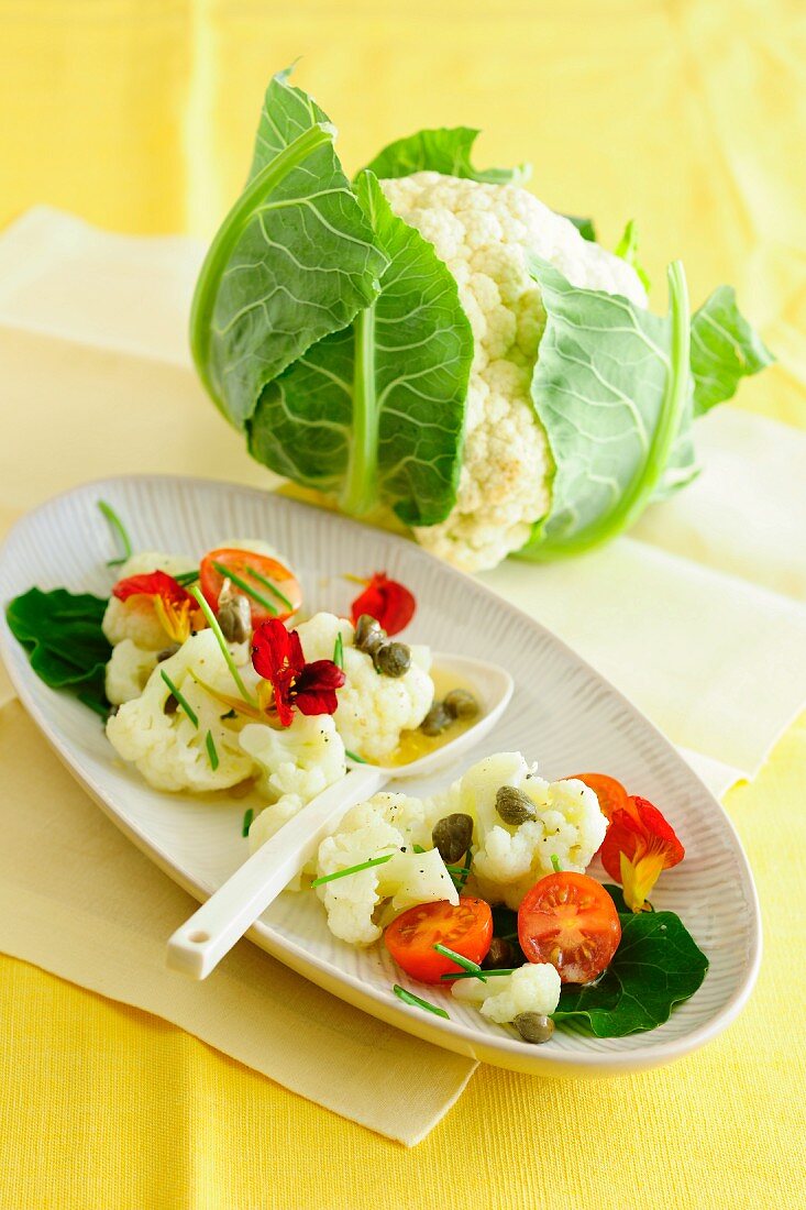 Blumenkohlsalat mit Kapern und Tomaten