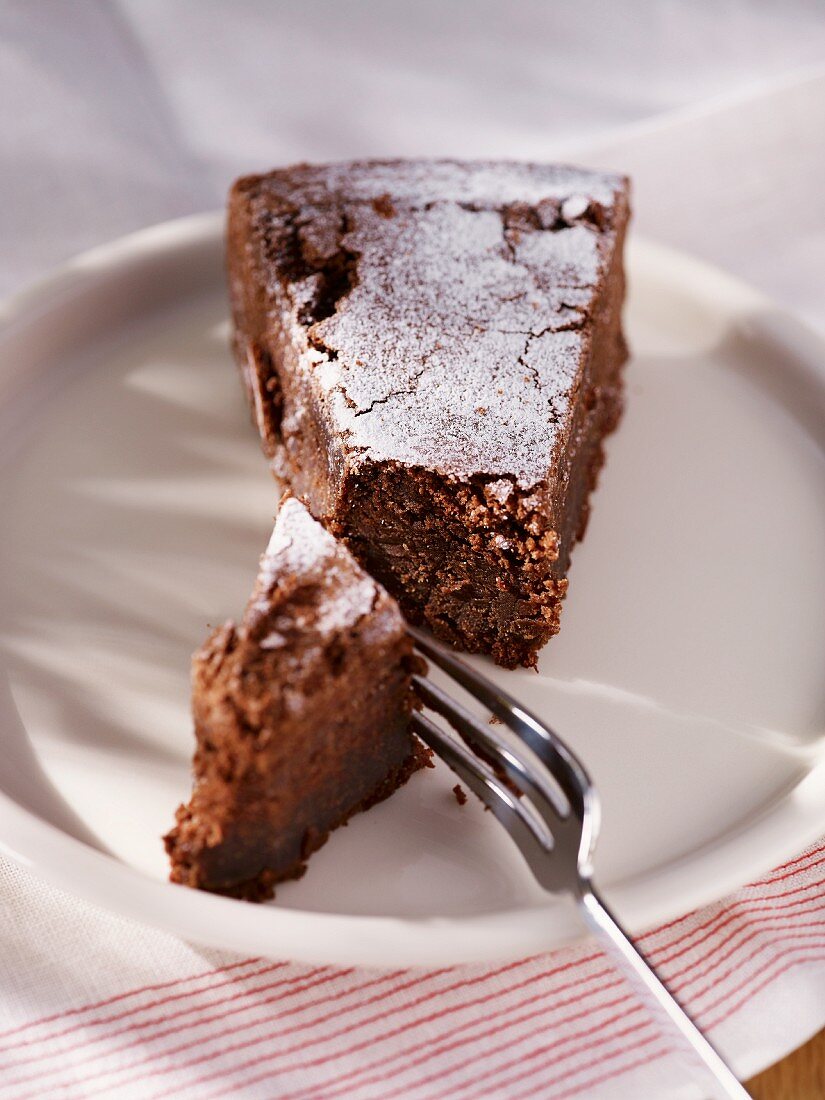 Ein Stück Schokoladenkuchen mit Puderzucker