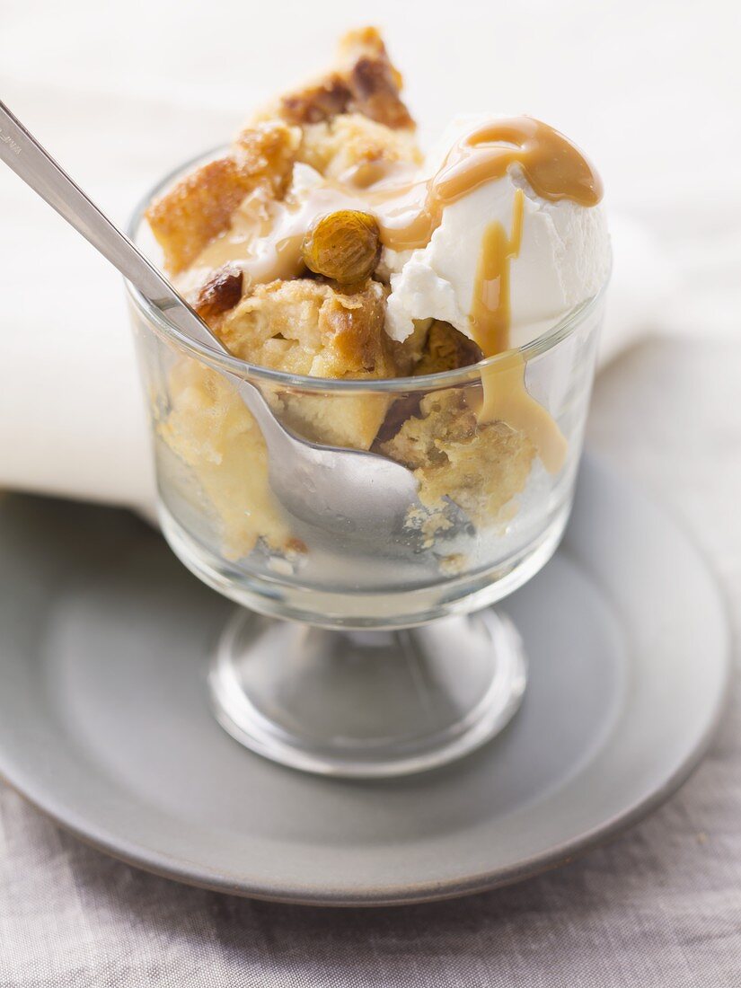 Bread Pudding (Brotpudding, USA) mit Eis … – Bilder kaufen – 11056708 ...