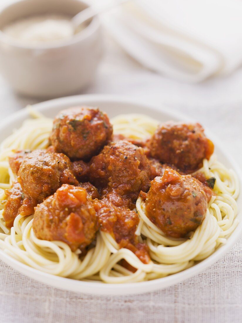 Spaghetti mit Hackbällchen und Marinara Sauce