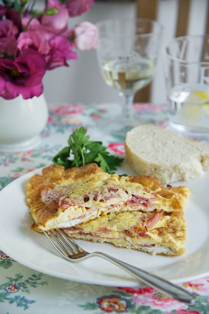 Omelett mit Schinken, Kartoffeln und Käse