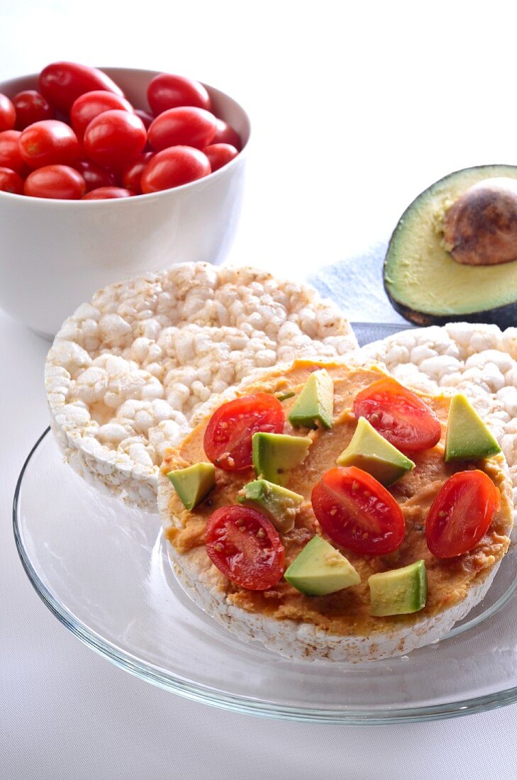 Rice Cakes with Hummus, Tomatoes and Avocado