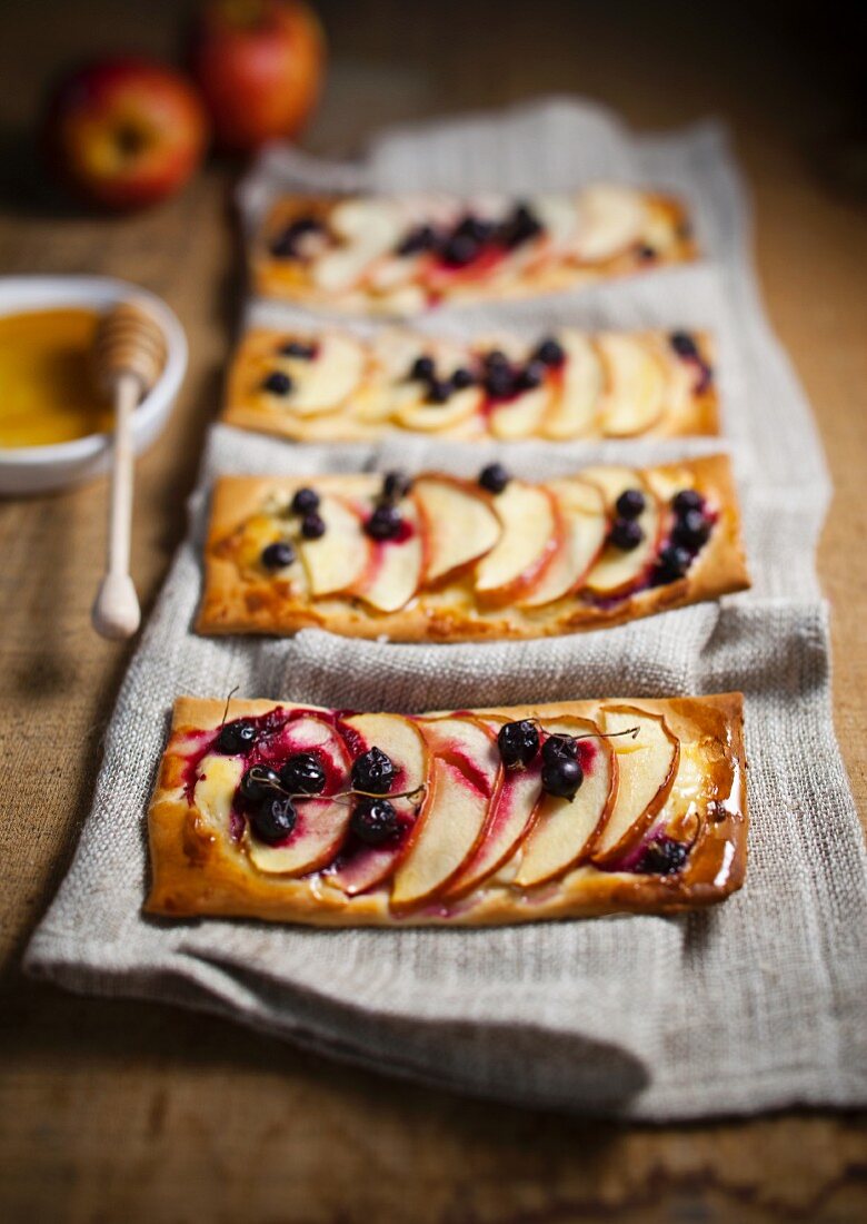 Pizza with apple, honey and black currants
