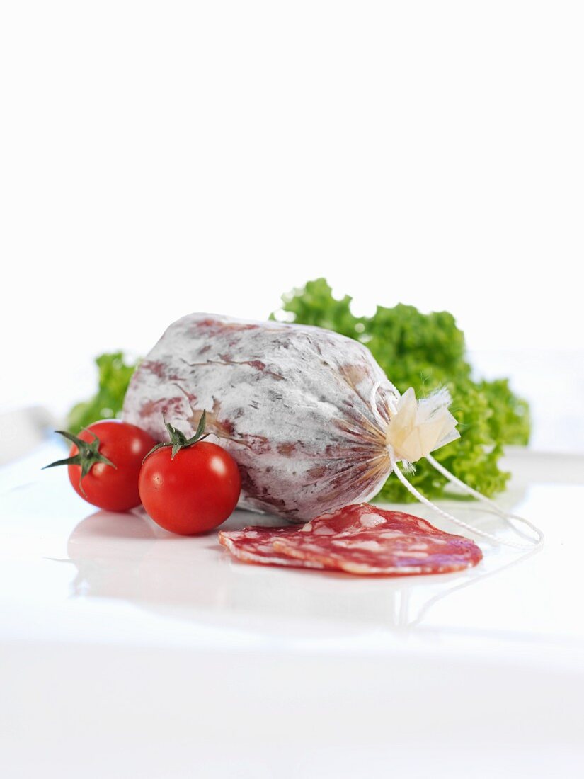 Salami, Kirschtomaten und Salat