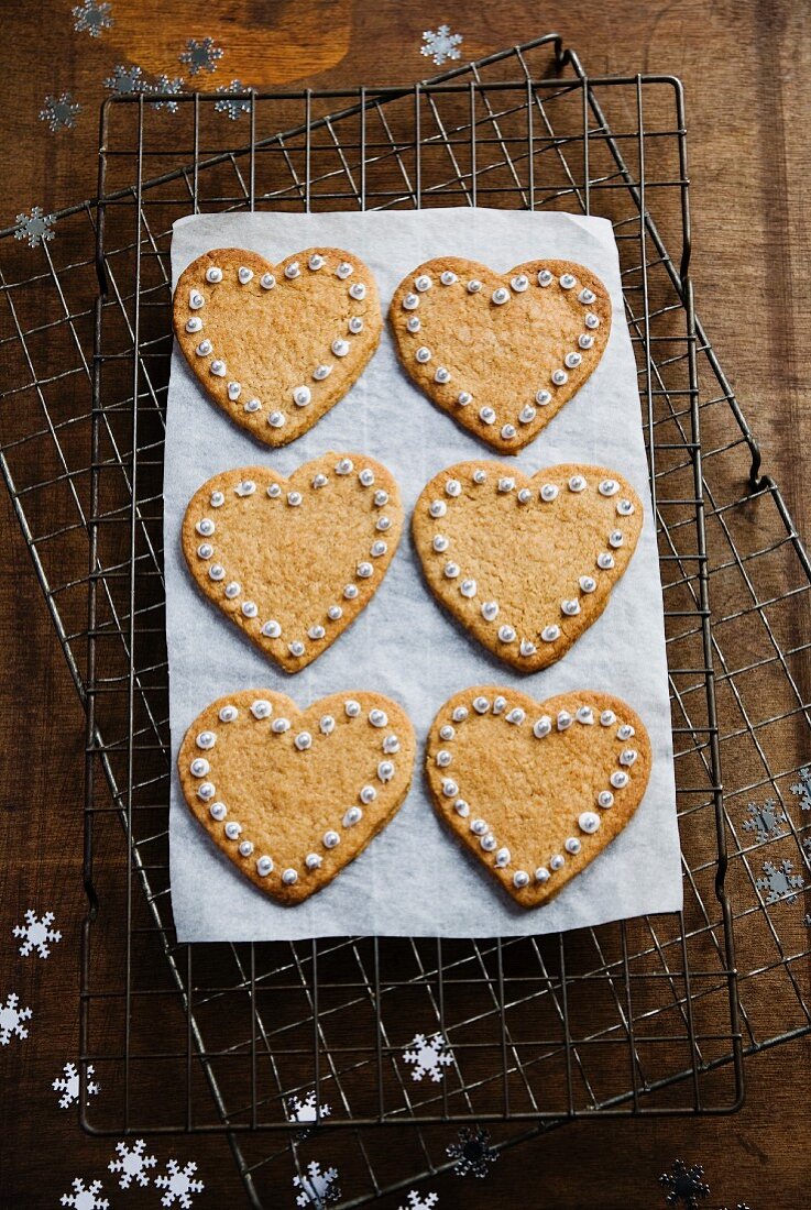 Decorated, heart-shaped shortbread biscuits